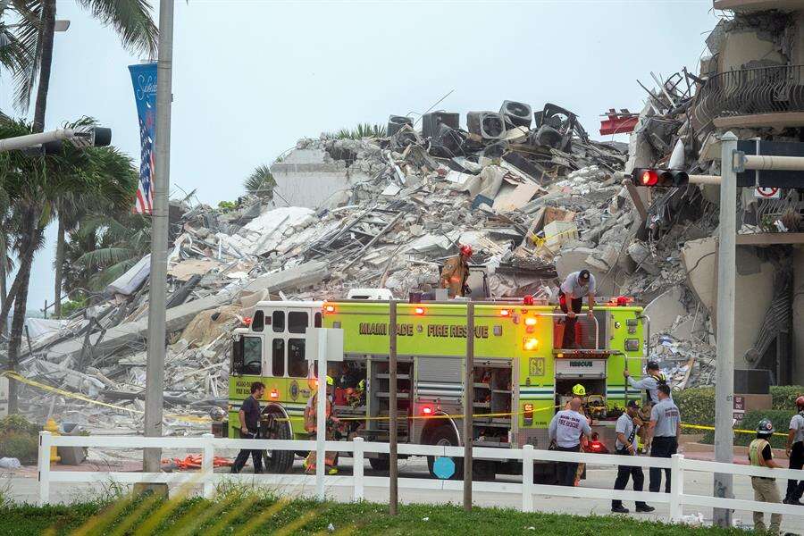 Un edificio se derrumba en Miami; buscan sobrevivientes