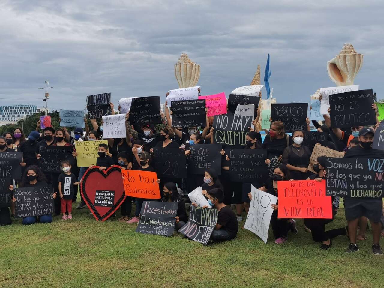 En Cancún protestan padres de niños con cáncer contra desabasto y contra López-Gatell
