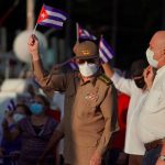 Raúl Castro encabeza marcha para defender el sistema político en Cuba tras protestas