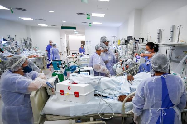 “Los hospitales están llenos”, asegura enfermera que atiende pacientes COVID