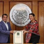 El diputado Sergio Gutiérrez Luna recibe la Mesa Directiva por parte de la diputada Dulce María Sauri Riancho