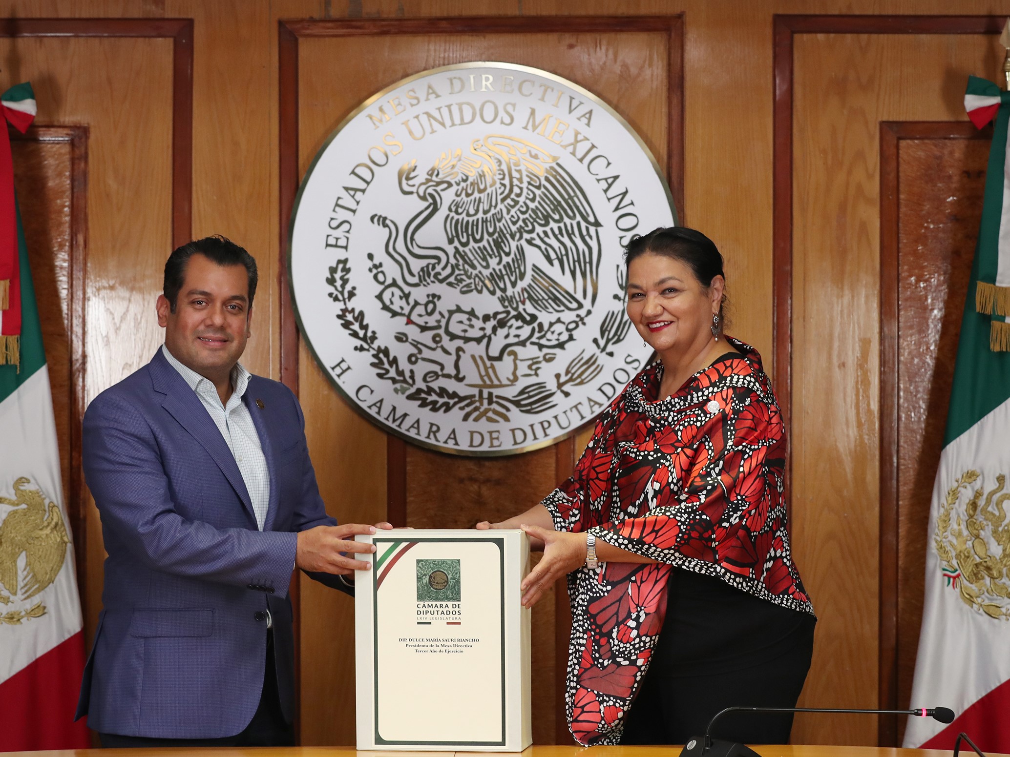 El diputado Sergio Gutiérrez Luna recibe la Mesa Directiva por parte de la diputada Dulce María Sauri Riancho