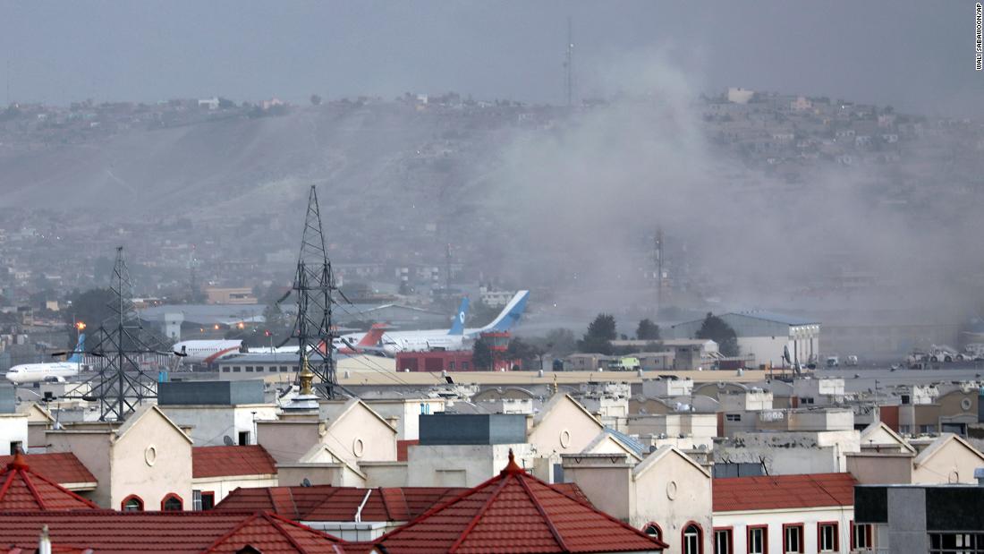 Se registra una explosión afuera del aeropuerto de Kabul