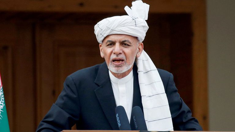 Huye presidente de Afganistán ante asedio de los talibanes