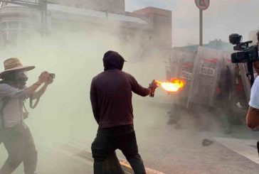 Anarquistas lanzan bombas molotov a policías durante marcha del 2 de octubre