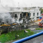 Mueren 8 personas al estrellarse un avión privado contra un edificio en Milán