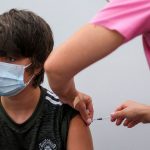 Ordena juez a gobierno federal vacunar contra Covid-19 a todos los menores de edad
