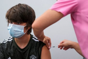 Ordena juez a gobierno federal vacunar contra Covid-19 a todos los menores de edad