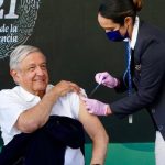 AMLO se mete a la fila para vacunarse