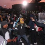 Migrantes se enfrentan con policías en la México-Puebla