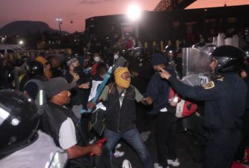 Migrantes se enfrentan con policías en la México-Puebla