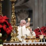 Vean más allá de las luces y recuerden a los pobres: papa Francisco