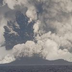 Chile pide evacuar playas por alerta de tsunami tras erupción de volcán en Tonga
