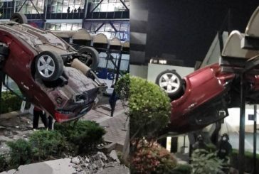 Cae automóvil de tercer piso de un estacionamiento en Universidad La Salle de CDMX 