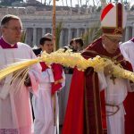El Papa denuncia la “locura de la guerra” en un multitudinario Domingo de Ramos