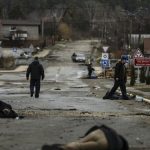 Horror en Ucrania: hallan 20 cadáveres de civiles con las manos atadas a la espalda en una calle de Bucha
