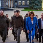 Nancy Pelosi viaja de manera sorpresiva a Ucrania y se reúne con Zelensky en Kiev