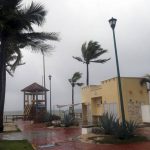 El huracán Agatha toca tierra en el sur de México