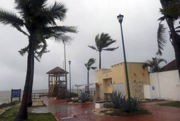 El huracán Agatha toca tierra en el sur de México