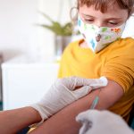 La FDA autoriza que niños de 5 a 11 años reciban vacuna de refuerzo contra el covid-19