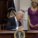 Joe Biden firma la primera ley significativa de control de armas de fuego en décadas