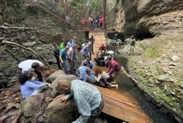 Puente colgante en Cuernavaca colapsa; caen alcalde, su esposa y funcionarios