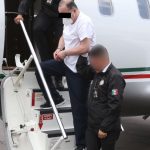 César Duarte llega al hangar de la FGR en la CDMX