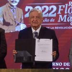 AMLO firma iniciativa para eliminar horario de verano