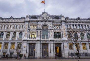 España impone un nuevo impuesto a los bancos para ayudar a aliviar el dolor de la crisis de precios