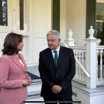 “Es un enorme placer darle la bienvenida”, Kamala Harris recibe a López Obrador