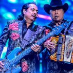 Tigres del Norte ponen a cantar a miles en el Zócalo previo al Grito de Independencia