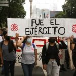 Padres de los 43 de Ayotzinapa exigen justicia y la detención de militares