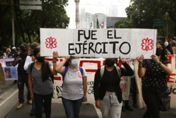 Padres de los 43 de Ayotzinapa exigen justicia y la detención de militares