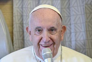 Armar a Ucrania es “moralmente aceptable” bajo condiciones, asegura el papa Francisco