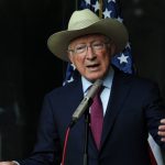 Consultas en materia energética México-EU siguen: embajador Ken Salazar