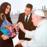 Recibe Papa Francisco de manos de Alejandro Murat, imagen de la Vírgen de Juquila: obsequio de las y los artesanos oaxaqueños