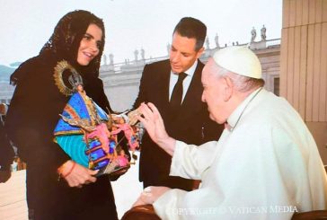 Recibe Papa Francisco de manos de Alejandro Murat, imagen de la Vírgen de Juquila: obsequio de las y los artesanos oaxaqueños