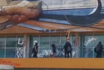 Vandalizan mural de David Alfaro Siqueiros y queman bandera nacional tras protestas por caso de abuso en el CCH Sur