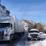 Nevada en Sonora dejó carreteras congeladas, viajeros atrapados y modificó el horario en las escuelas