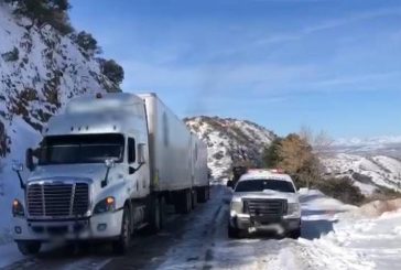 Nevada en Sonora dejó carreteras congeladas, viajeros atrapados y modificó el horario en las escuelas