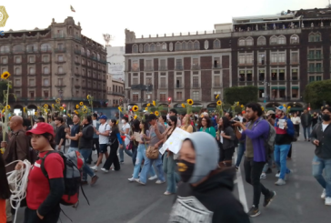 Marcha por el metro concluyó y personas encapuchadas lanzaron explosivos a Palacio Nacional