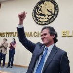 Edmundo Jacobo renuncia al INE; señala que “han politizado el cargo” con el plan B