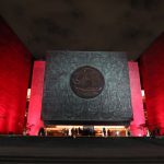 Iluminan la fachada principal de la Cámara de Diputados de color rojo por el Día Mundial de la Tuberculosis