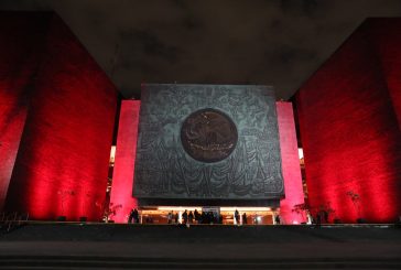 Iluminan la fachada principal de la Cámara de Diputados de color rojo por el Día Mundial de la Tuberculosis