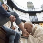 El papa Francisco les lava los pies a jóvenes reclusos como parte de la tradición del Jueves Santo