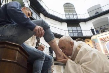 El papa Francisco les lava los pies a jóvenes reclusos como parte de la tradición del Jueves Santo