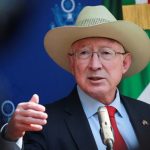 Ken Salazar da positivo a prueba de Covid-19