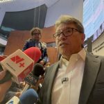Rechaza Monreal haber sesionado con una senadora «cachirul»