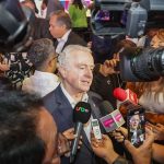 “El colmo de la ilegalidad”: Santiago Creel reprochó a AMLO evitar notificación del INE por vacaciones