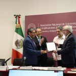 POR SU LIDERAZGO EN FAVOR DE LA EDUCACIÓN SUPERIOR, EL RECTOR GRAUE RECIBIÓ RECONOCIMIENTO DE LAS ANUIES